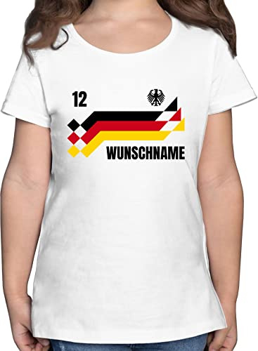 Geschenk mit Namen personalisiert by Shirtracer - T-Shirt Mädchen - 2026 Fussball WM Fanartikel - Deutschland Trikot mit Name und Nummer Germany