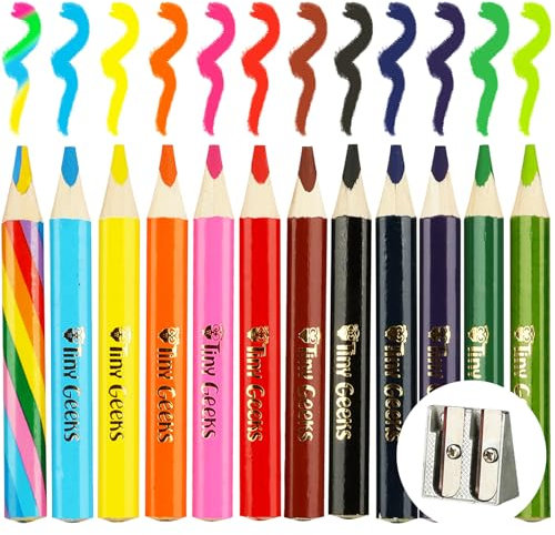 TinyGeeks Jumbo Stifte - NEU -12 kurze Dreiecks-Buntstifte für Kinder + Regenbogen-Bleistift + Anspitzer - Perfekt für Vorschule, Kleinkinder und Anfänger + Empfohlen von Lehrern & Experten