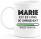 quotedazur - Mug Marie Est En Cours De Chargement Veuillez Patienter - Blanc/Céramique