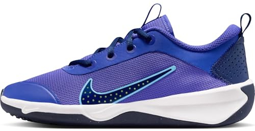Nike Omni Multi-Court Hallenschuh für Ältere Kinder Indoor Shoe, Persian Violet Blue Void Volt University Blue, 6 UK