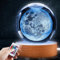 3D Kristallkugel Nachtlicht, 16 Farben Nachtlicht mit Holzsockel, USB 3D Mond Lampe Kristallkugel Sonnensystem Planeten Mondlicht LED Ball Lampe Geschenk für Frauen Kinder Freunde Familie(Mond)
