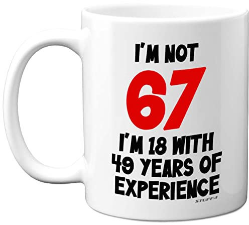 Stuff4 Tasse en céramique de 325 ml - Passe au lave-vaisselle - Cadeau amusant pour homme et femme - Inscription « I'm Not 67 I'm 18 with 49 Years of Experience » - Passe au lave-vaisselle