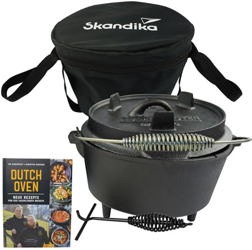 Skandika Dutch Oven Flame Master 7,1 L | Gusseisen Topf zum Kochen, inkl. Rezeptbuch der Sauerländer BBCrew, bereits eingebrannt, mit Füße, Deckelheber, Tragetasche | Feuertopf für Grillen, Camping