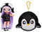Na! Na! Na! Surprise Serie Cozy - ISLA WADDLES - Muñeca de peluche a la moda inspirada en un pingüino, con pelo morado, gorro, vestido y monedero con clip - para coleccionar, edad: 5 años