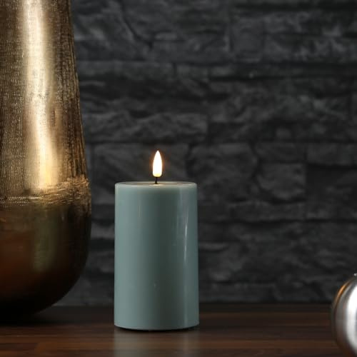 MARELIDA LED Kerze Echtwachs Deluxe Homeart Stumpenkerze mit realistischer 3D Flamme mit Wachsspiegel salbeigrün Indoor (D: 7,5cm - H: 12,5cm)