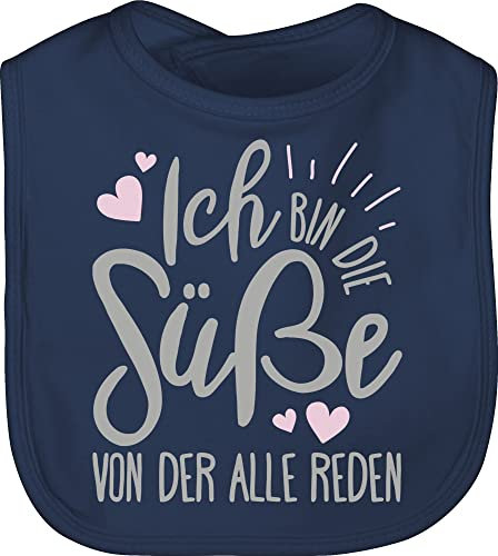 Shirtracer Baby Lätzchen - Sprüche - Ich bin die Süße von der alle reden - Unisize - Navy Blau - witzige sachen lustige babysachen spruch geburt kinderlatz babykleidung mit süßen sprüchen spruche