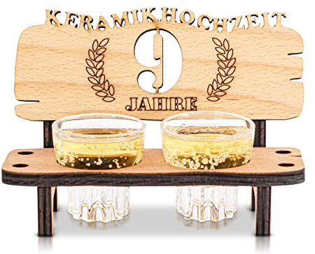DARO Design - Schnapsbank 9. Hochzeitstag Keramikhochzeit Geschenk Deko für Paare Männer Frauen aus Holz mit Gläsern