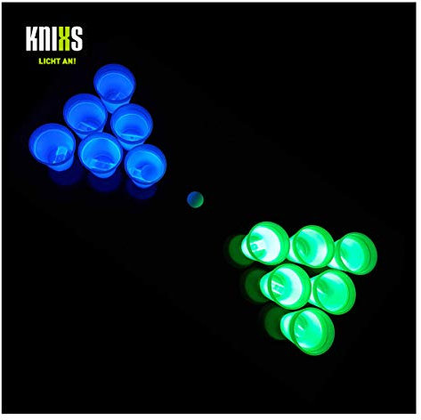 KNIXS 14-teiliges Beer Pong Set mit Zwei Ping Pong Bällen und zwölf Knicklicht-Bechern in Grün und Blau Leuchtend - tolles Party-Gadget für Geburtstage, Junggesellenabschiede und Silvester