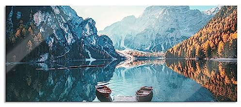 Pixxprint Glasbild Panorama, Wandbild aus Echtglas, Boote am Steg des Pragser Wildsee, 100x40 cm, inkl. Aufhängung und Abstandshalter