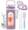 Bouteille D'eau En Verre 64oz, Sport Gourde Verre Avec Paille Et Brosse de Nettoyage, Bouteille D'eau Verre Réutilisable Sans Bpa Avec Manchon en Silicone et échelle de Capacité(Violet Clair)