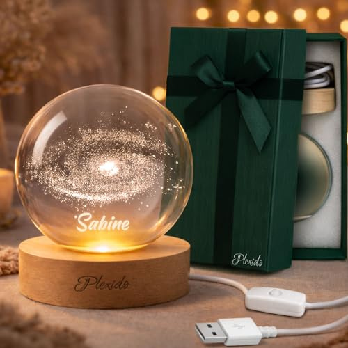 Plexido Kristallkugel mit 3D Galaxie-Gravur – LED Glaskugel Lampe K9 6/8 cm mit Holzsockel & warmem Licht – Weltraum Deko Nachtlicht – Geschenk für Männer & Astronomie-Fans zum Geburtstag