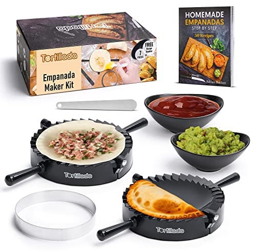 Tortillada – Large Empanada Maker Mold Kit (15.5 cm) / Set of 7 Pieces incl. Recipe Book, Ceramic Dip Bowls, Cookie Cutter, Knife