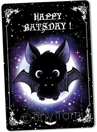 TinyTami Gothic Geburtstagskarte Happy Batsday Postkarte mit süßem Fledermaus Motiv 10x15 cm Soft-Touch Karte & schwarzem Kuvert