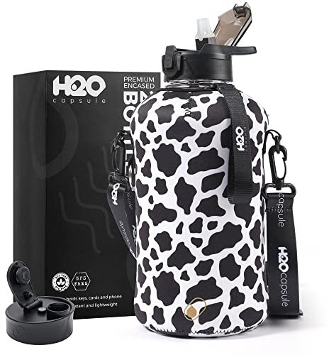 H2O Capsule 2,2 l Wasserflasche mit Aufbewahrungstasche und abgedecktem Strohhalm-Deckel – BPA-frei, großer wiederverwendbarer Getränkebehälter mit Griff – großer Sportkrug, 2,2 Liter Kuhglocke