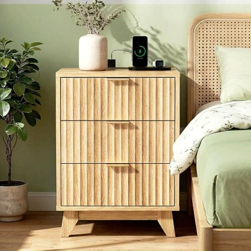 Bonnlo Nachttisch 3 Schubladen, Nachtschrank mit Steckdose und USB, geriffelte Türen, Nachtkommode für Boxspringbett, Schlafzimmer, Beistelltisch aus Spanplatte, 45x35x60 cm, (1, Eiche)