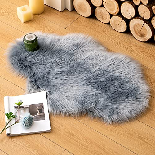MIULEE Faux Fell Teppich Flauschig Weiche Warm Modern Bodenmatte Sofa Matte Kunstfell Dekofell Unregelmäßig Bettvorleger Wolle Longhair Optik Gemütliches 60x90 cm Grau