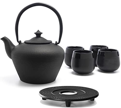 Bredemeijer Gusseisen Tee Set 1.0 Liter Teekanne mit Kannenuntersetzer & 4 Porzellan-Tassen (Becher) & Edelstahl Tee-Filter Sieb-Einsatz - ideal für lose Teesorten