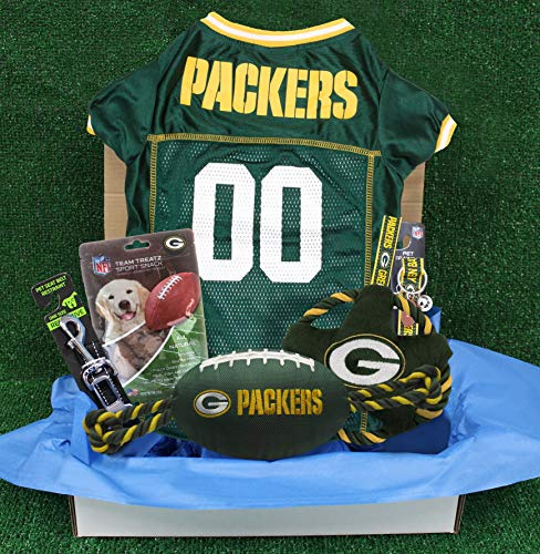 NFL Green Bay Packers Haustier-Geschenkbox mit 2 lizenzierten Hundespielzeugen, 1 natürliches Hundeleckerli mit Logo, 1 NFL-Trikot, 1 NFL Welpen-Trainingsglocken und 1 Auto-Sicherheitsgurt