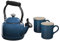 Le Creuset Hervidor Demi esmaltado en acero con acabados metálicos y gres, juego de 2 tazas, 1.25 cuartos de galón. Hervidor de agua y (2) tazas de 14 onzas, verde azulado profundo