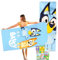 Disney Bluey Handtuch-Set für Kinder – Bündel mit 27 x 54 cm blauem Handtuch, Aufklebern und mehr (Bluey und Bingo Pool und Badezimmer-Set)
