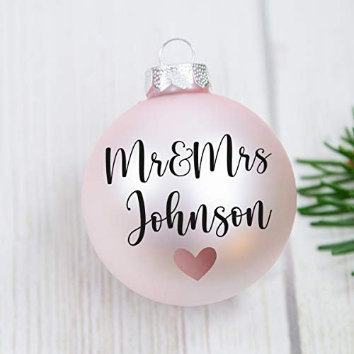 Personalisierte Weihnachtskugel aus Glas Mr & Mrs + Nachname, ca 6cm Durchmesser, Geschenk für Freunde, Familie, Christbaumkugeln aus Glas, personalisierte Deko Weihnachtsbaum,