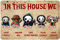 Retro-Metall-Blechschild Horror Movies In This House We Love Family Poster Halloween Figuren Wandkunst, Vintage-Wanddekoration für Zuhause, Bars, Restaurants, Geschenk, 30.5x20.3 cm