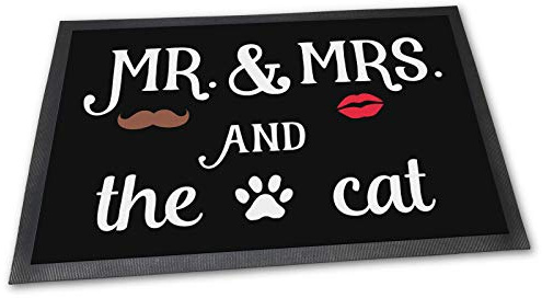 PfotenSchild Fußmatte mit lustigem Spruch - Mr & Mrs and the cat - 60 x 40 cm - eine Katze - Witzige Geschenkidee für Freunde mit Katze