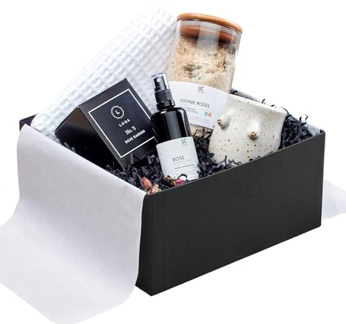 Schönheitskönigin - Geschenkset für Wellness-Liebhaber - Badesalz mit Rosenblättern & ätherischen Ölen - Bio-Rosenwasser - getöpferter Busenbecher - Pikee-Handtuch - Soja Rosenduftkerze vegan