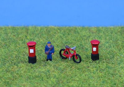 PD Marsh N GAUGE PAINTED POSTMAN & POSTBOXES