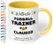 True Statements Geschenk für Trainer: Keramik-Tasse „Weltbester Trainer“ personalisiert mit Sportart, Namen und Wunschtext – Kaffeebecher 330ml. - Fußball Handball (Hellgelb)