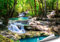 4FINO Tropischer Wasserfall Poster | Zauberhafter Wasserfall | Sonne | Wald | Thailand | Bilder Natur Foto | Dekoration Wohnzimmer Schlafzimmer Küche | Ohne Rahmen (Mehrfarbig, 100 cm x 70 cm)