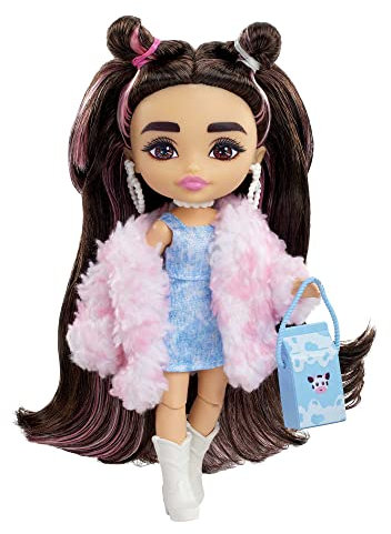 Barbie Extra Minis, braunen Haaren, Jeans-Kleid, rosa Pelzmantel, Kuh-Tasche, weiße Cowgirl-Stiefel, Sonnenbrille, Schmuck & weitere Accessoires, inkl Puppe,HKP90