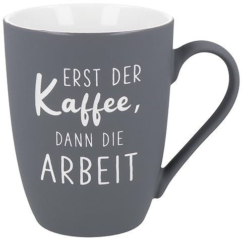 Spruchreif | Soft-Touch Tasse Grau Erst der Kaffee, dann die Arbeit – Beidseitig gravierte Tasse mit Spruch | Lustiges Geschenk für Kaffeetrinker & Bürohelden | 350 ml