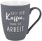 Spruchreif | Soft-Touch Tasse Grau Erst der Kaffee, dann die Arbeit – Beidseitig gravierte Tasse mit Spruch | Lustiges Geschenk für Kaffeetrinker & Bürohelden | 350 ml