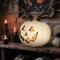 Kürbis mit LED-Beleuchtung, Halloween-Kürbis Windlicht Groß, Halloweenkürbis als Hauseingangs, Großer Kunststoff-Kürbis mit Grusel-Fratze, Halloween Kürbis Deko Outdoor (Weiß, 20cm)