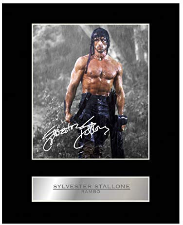 Iconic Pics - Fotografie: Sylvester Stallone in Rambo, gerahmt, für Heimbüro und Wohnzimmer
