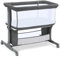 Growaystory Beistellbett Baby Bettseitiger Bassinet für Neugeborene Tragbarer Baby Bett mit Rädern Aufbewahrungskorb Matratze 7-Fach Höhenverstellbar Zustellbett (Grau)