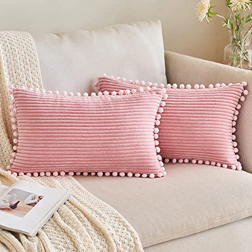 ANRODUO Confezione da 2 federe decorative in velluto a coste rosa cipria con pompon, 12 x 20 cm, graziose e morbide, rettangolari, per letto, divano, soggiorno, decorazione per la casa
