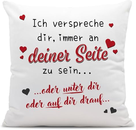Kissen - Immer an Deiner Seite oder unter Dir oder auf Dir drauf. - Liebeskissen mit Spruch lustig - Geschenk für Freundin, Freund zum Jahrestag, Geburtstag, Valentinstag für Frauen & Männer
