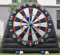 V-infla Aufblasbares Fußball-Dartboard mit Gebläse und 8 aufblasbaren Bällen für Outdoor-Sportspiele (3 m hoch, schwarz)