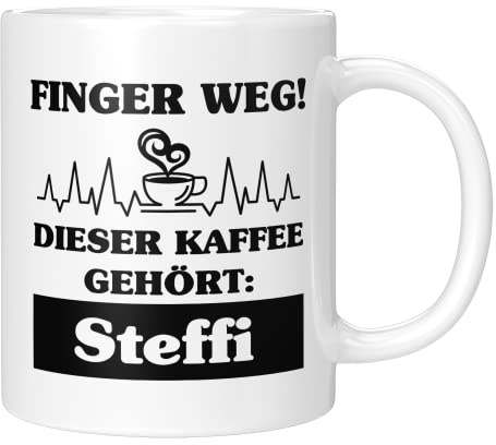TassenTicker - Tasse mit Spruch Personalisierung - Finger weg! Dieser Kaffee gehört - Wunschname - Namenstasse - Kaffeetasse - Geschenk für Büro Arbeit - Kollege Kollegin - Kaffeesüchtig (Weiss)