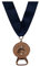 Feuerwehr Medaille dunkelblaues Band integrierter Flaschenöffner Emblem Feuerwehrhelm gekreuzte Äxte Leiter edle Hochglanzoptik perfekt zu Ehrungen Beförderungen als Geschenk (Bronze)