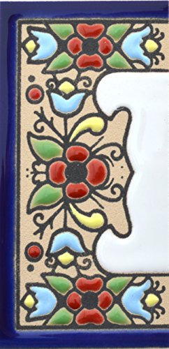 Letreros con numeros y letras en azulejo de ceramica, pintados a mano en técnica cuerda seca para nombres y direcciones. Texto personalizable. Diseño FLORES MINI 7,3 cm x 3,5 cm. (MARGEN CENEFA)