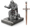 HDMbigmi King's Guard Leader Cloak Warrior Knight Stifthalter Handyständer, Ornament Ritter Statue, Stiftständer Briefbeschwerer mit einem Metallschwert Brieföffner für Büro und Zuhause (Silber)