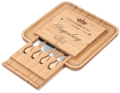 Maverton Käsebrett Servierplatte mit Gravur + 4er Käsemesser Set, aus Holz | 34X34cm, Geschenke für Paare zur Hochzeit zum Hochzeitstag, Vorzügliche Speisen