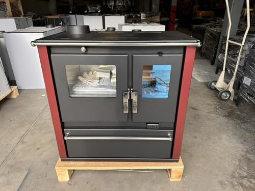 Verso Cs Plus Poêle à bois en acier inoxydable à gauche, avec une puissance de 7,7 kW, grand compartiment de cuisson et design en acier inoxydable robuste, panneaux latéraux bordeaux