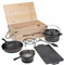 FLAME ROCK 6-teiliges Outdoor Cooking Set mit Kochtopf, Dutch Oven und Untersetzer, Deckelheber, Gusspfanne mit Stiel und gusseiserne Wende-Grillplatte in Holzkiste, Gusseisen bereits eingebrannt
