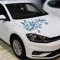 INDIGOS UG Auto Aufkleber Blumenranke + 3 Schmetterlinge 77cm x 50cm Signalblau - Heckscheibe - Autoaufkleber selbstklebend - UV- & waschanlagen beständig - Tuning - Spoiler - Sticker