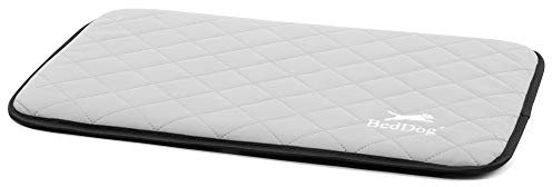 BedDog® Gesteppte Hundematte Nelly - Komfortables Hundekissen, langlebige Haustier-Unterlage aus Kunstleder, Hundebett, M (60x40cm), LAMA, hellgrau