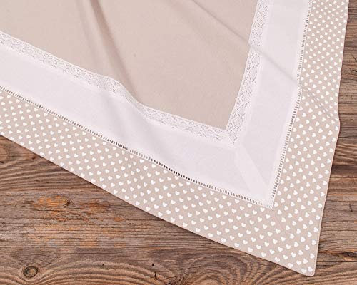Tischdecke TRAUDL Spitze Bordüre Herz beige - Großes Stoff Tischtuch Landhausstil 100 x 100 cm Tischdeko quadratisch - Waschbare Mitteldecke aus 100 % Baumwolle, moderne Esstischdeko, Hochzeitsdeko